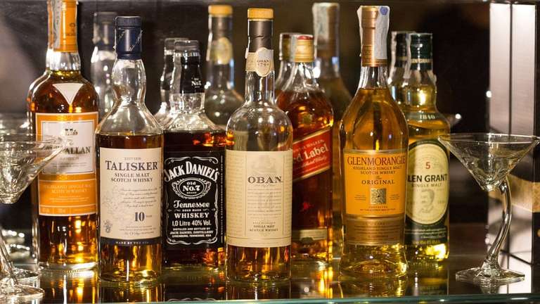 Recopilación Botellas de Ginebra y Whisky al 30% y 40% de Descuento