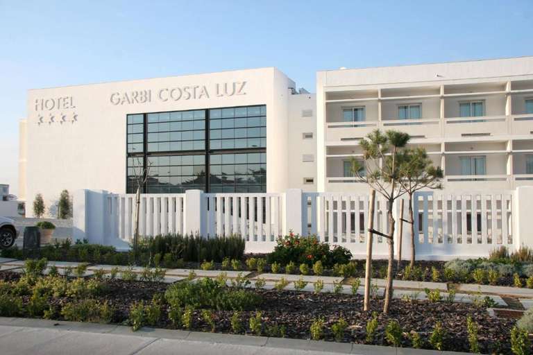 Vacaciones en Cádiz en primera línea de playa hotel 4* desde 3 noches en media pensión [150€ por persona]