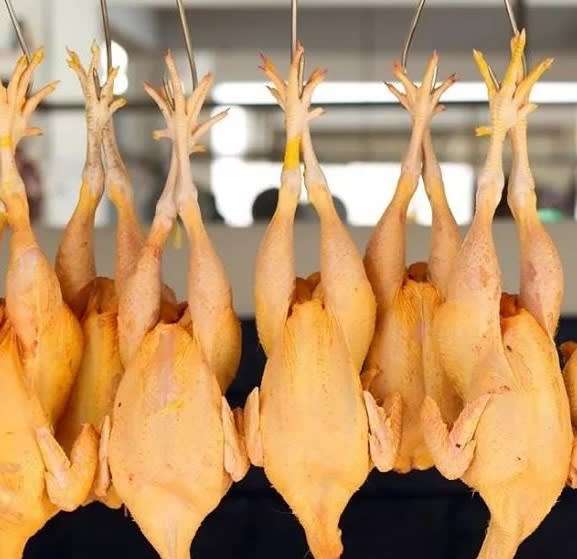 2000 kilos de pollo gratis como protesta 23 Noviembre Pontevedra