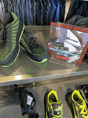 Zapato de seguridad S1P en la tienda física de Lorcaepis