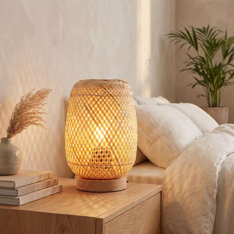 Lámpara de mesa boho de mimbre y fibras naturales