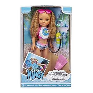 Nancy, un día salvando Tortugas, muñeca de Pelo Rizado con Traje de baño y Accesorios de Buceo para niños y niñas a Partir de 3 años Famosa