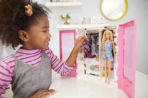 Barbie Fashionistas Superarmario y Muñeca Perchero Desplegable Rosa con Ropa, Accesorios y Perchas Regalo para Niños de 3+