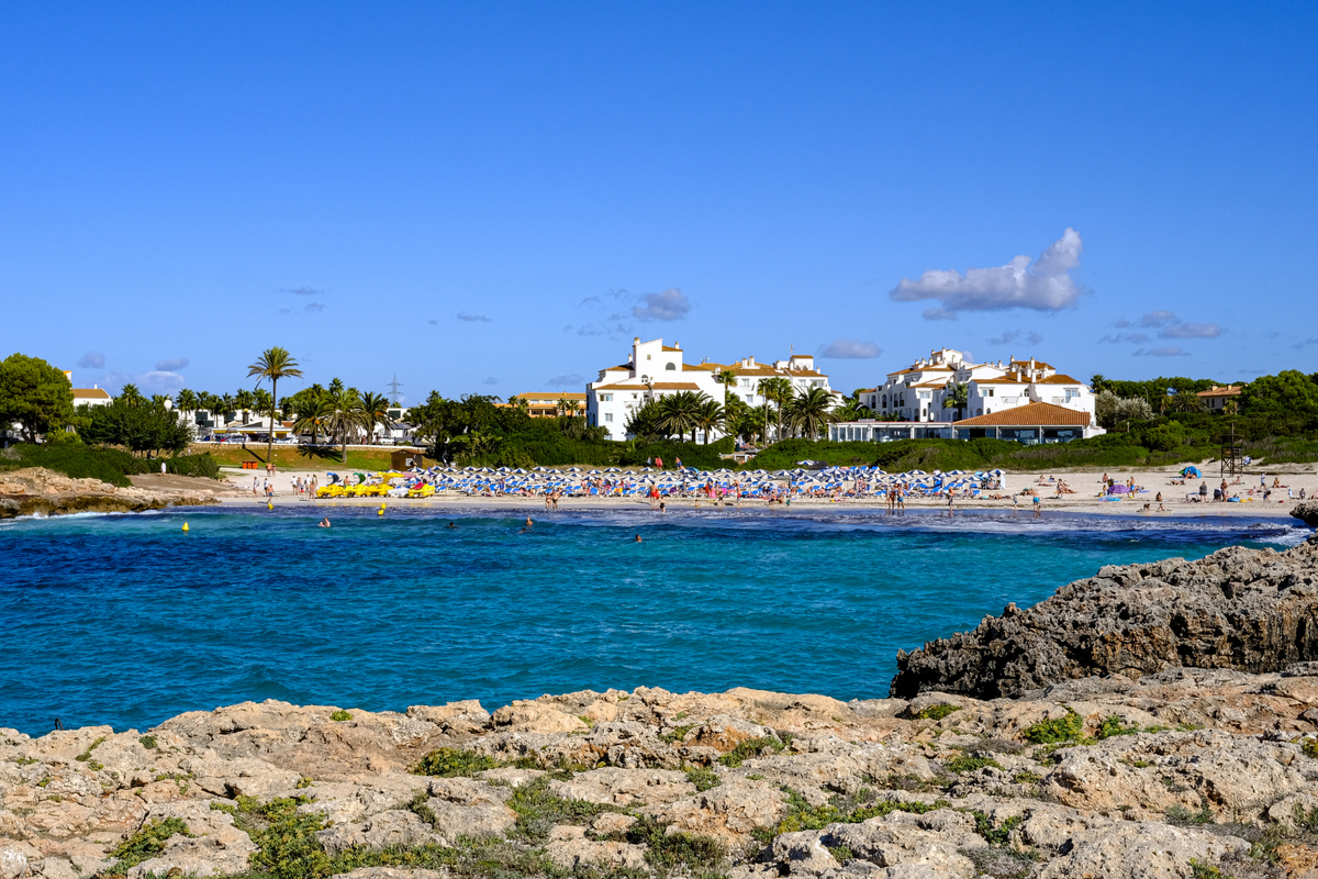 Vacaciones en Menorca desde 170€/pers (ej. 1-6 oct): 5 noches en Apartahotel 3★ + Ferry (Bcn) con coche + Parque Acuático Aquarock