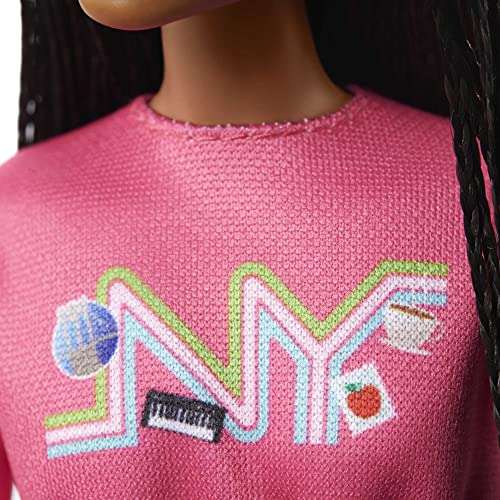 Barbie Cosa de dos Brooklyn Muñeca morena con jersey de Nueva York y falda metalizada, juguete +3 años (Mattel HGT14)