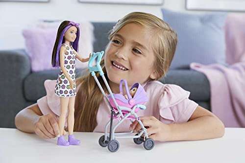 Barbie Skipper Niñera Muñeca con Carrito de bebé y niño, Juguete con 7 Accesorios