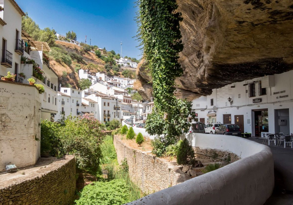 Escapada botella de vino o cava y media pensión en Setenil de las Bodegas/ Hab con MP + detalle/ Precio para 5- 6 de Julio (más fechas)