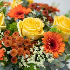 Ramo de flores Vitamina con gerberas, santinis naranjas y rosas amarillas [Entrega en el día]