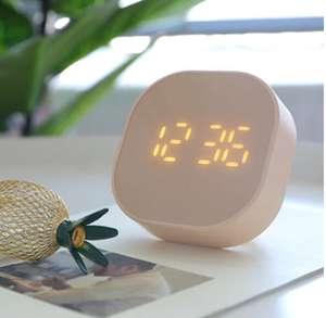 Reloj despertador digital con cronómetro.