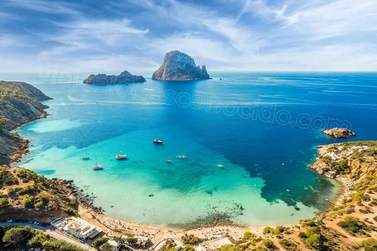 Descubre Ibiza desde la primera línea de playa con el paquete de hotel 4* y ferry desde Valencia Desde 187€ / PxP