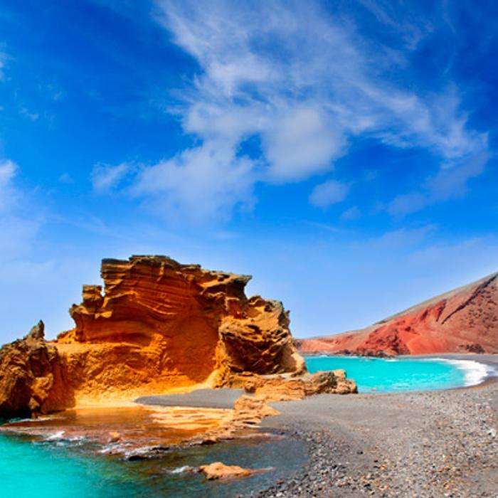Lanzarote: vuelos + apartamento con vistas al mar en mayo (precio/persona)
