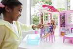 Barbie - Casa amueblada pleglable con cocina, piscina, dormitorio y lavabo con muñeca rubia, Embalaje sostenible