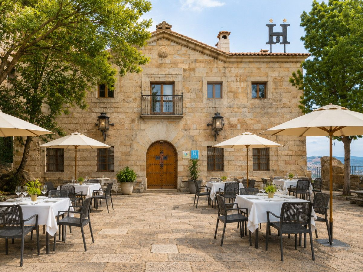 ¡UN ANTIGUO PARADOR EN LA SIERRA DE ANDUJAR EN JAÉN!. Hotel con DESAYUNO con vistas en un bonito entorno natural (Ago-sep)