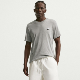 Camiseta Nike Sportswear Club Gris (100% algodón suave, corte clásico estándar, logotipo Futura bordado, estilo casual, en Privalia)