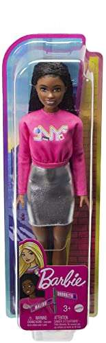 Barbie Cosa de dos Brooklyn Muñeca morena con jersey de Nueva York y falda metalizada, juguete +3 años (Mattel HGT14)
