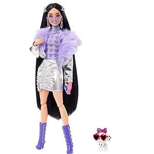 Barbie Extra Chaqueta con pelo y botas moradas Muñeca articulada con ropa metalizada, accesorios de moda y mascota
