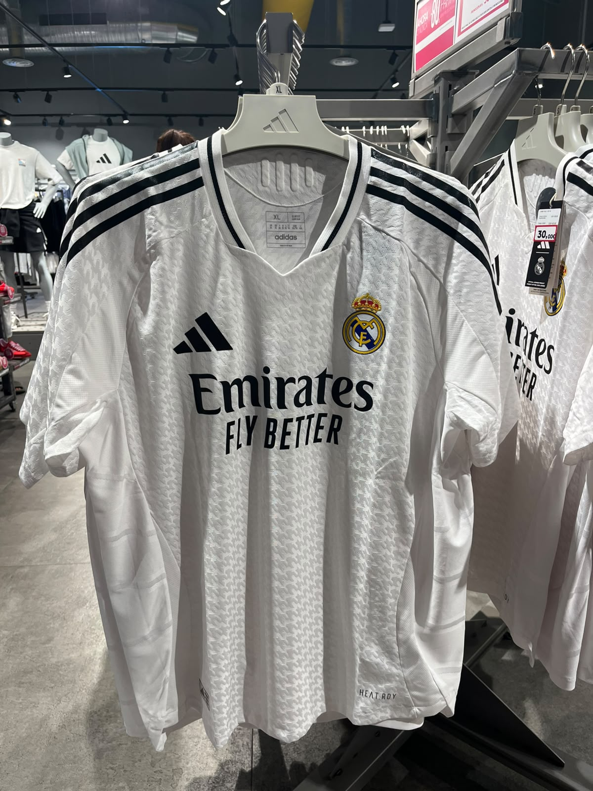 Camiseta Real Madrid 24-25 (tienda Adidas de Getafe The Style Outlets)