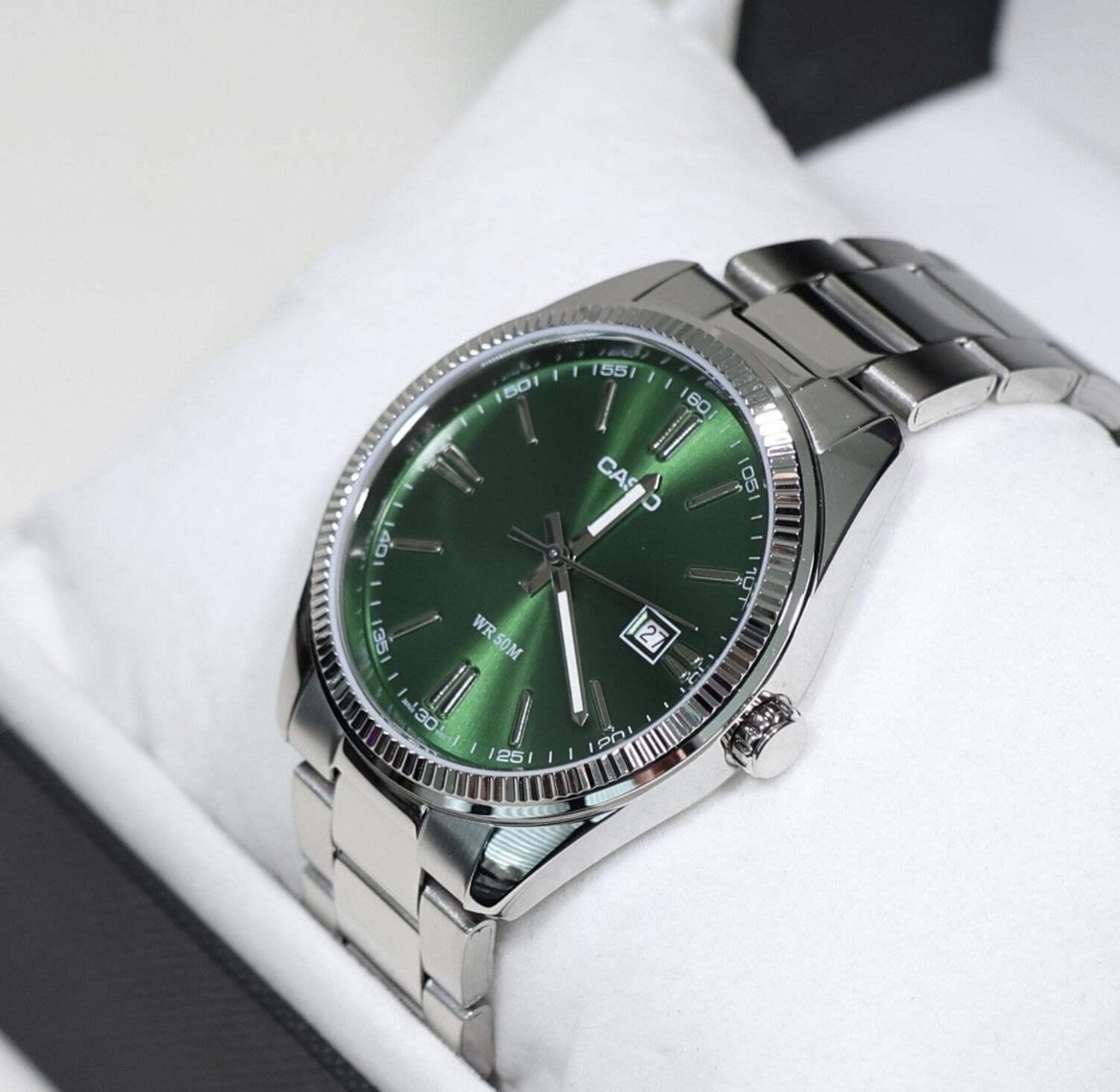 Casio Collection con esfera verde sunray, brazalete de acero y fechador
