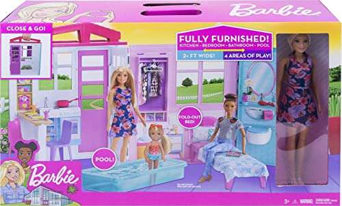 Barbie - Casa amueblada pleglable con cocina, piscina, dormitorio y lavabo con muñeca rubia, Embalaje sostenible