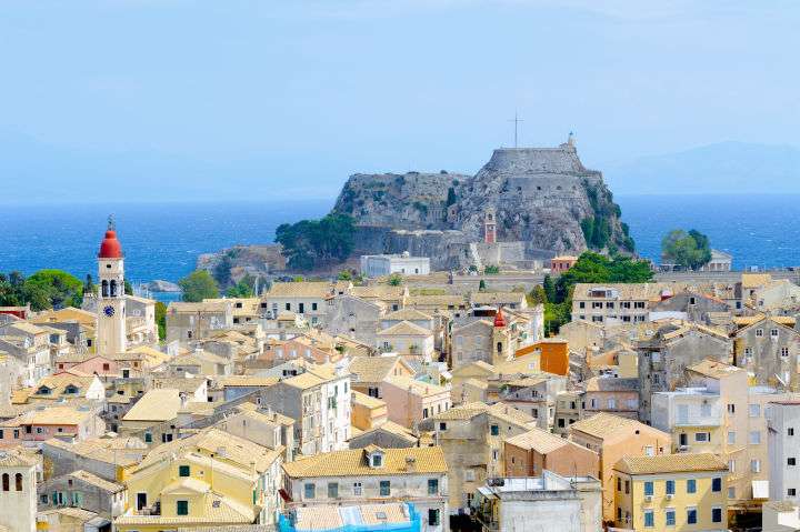 Viaje en grupo a Corfú! Vacaciones en Grecia con vuelos directos + 5 noches en apartamento por 106 euros! Precio por persona. abril