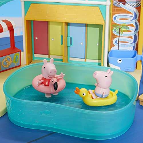 Peppa Pig - Peppa en el Parque acuático - Set de Juego con 15 Piezas y 2 Figuras