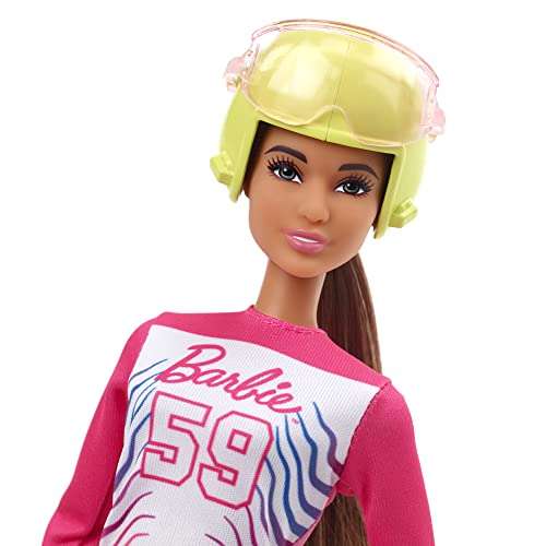 Barbie Deportes de Invierno para esquiadores alpinos (12 Pulgadas) muñeca Morena con Camisa, Pantalones, Casco, Guantes, bastón
