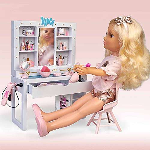 Nancy - Un día de belleza, muñeca de pelo rizado con un tocador de maquillaje y peinados, juego con accesorios y pegatinas para decorar