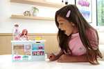 Barbie y su Pastelería Muñeca pelo fantasía con tienda, juego de plastilina y accesorios de juguete