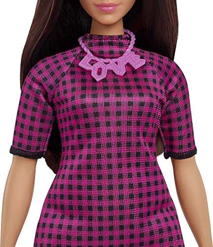 Barbie Fashionista Vestido rosa a cuadros Muñeca curvy con pelo moreno y collar, juguete a la moda +3 años (Mattel HBV20)