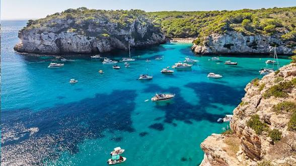 MENORCA CON MEDIA PENSIÓN! Desde 3 noches: Ferry con tu coche + Hotel 4★ familiar con media pensión frente al mar | Ciutadella